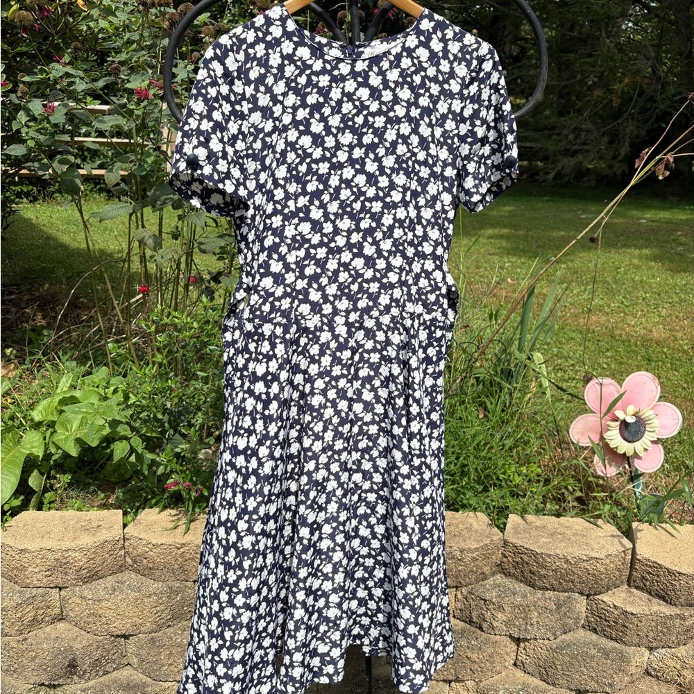 Vintage 1980s Sun Beat navy and white Floral Short Sleeve Dress small